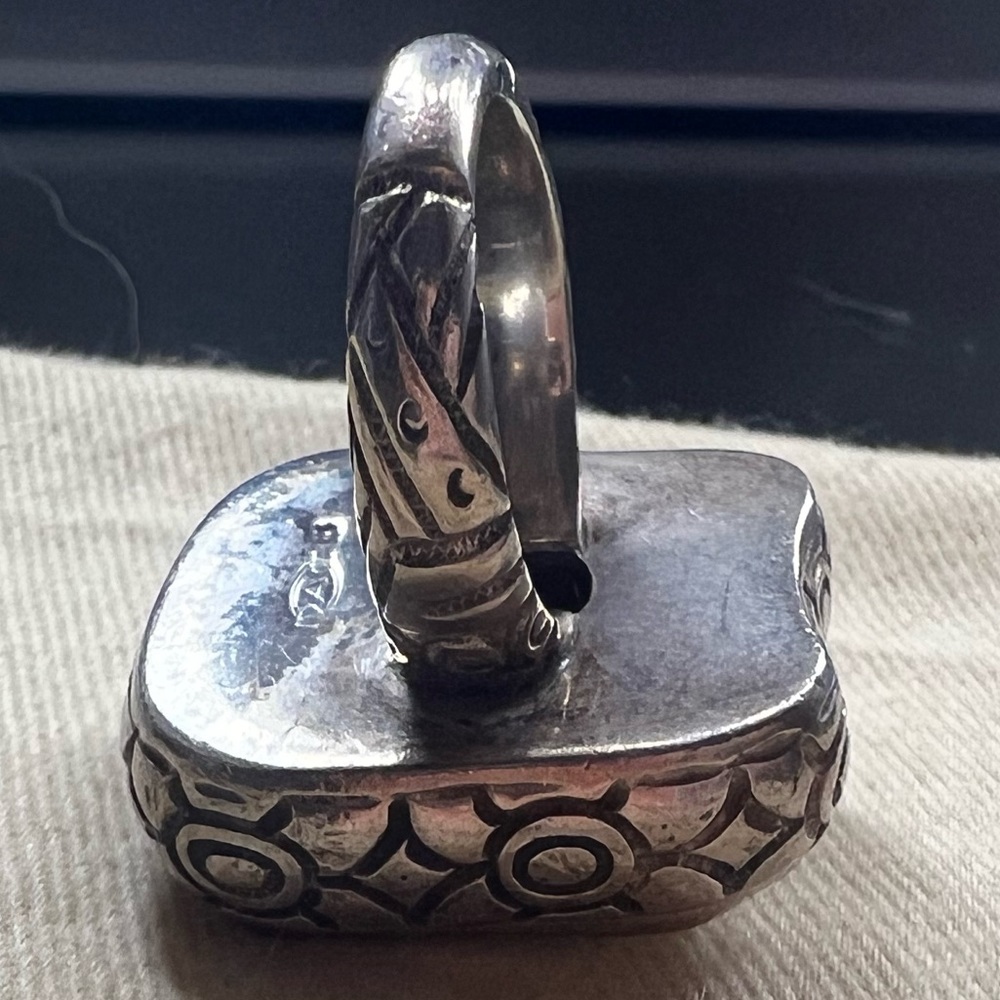 .925. Sterling Silver ring with large Mother of Pearl